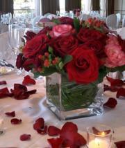 Лепестки роз для оформления праздничного стола