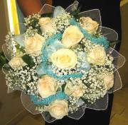 Букет из белых роз, гипсофилы и небесно-голубой органзы