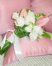 Букет из белой эустомы и розовой лилии
